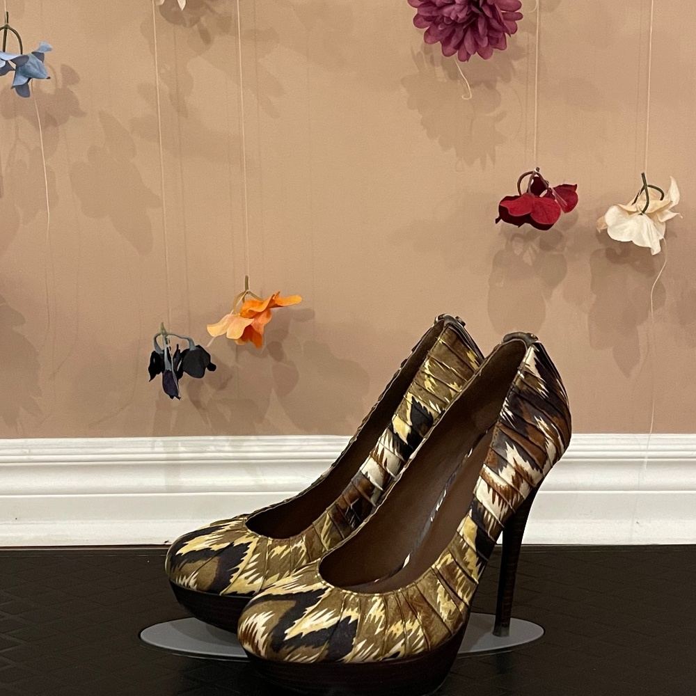 Green pattern platform pumps